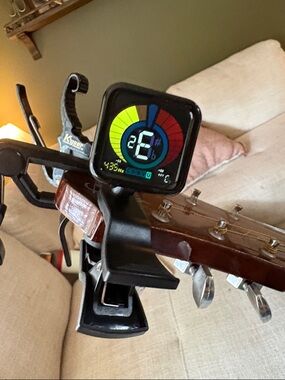 Ubertuner Clip-On Guitar Tuner - Black